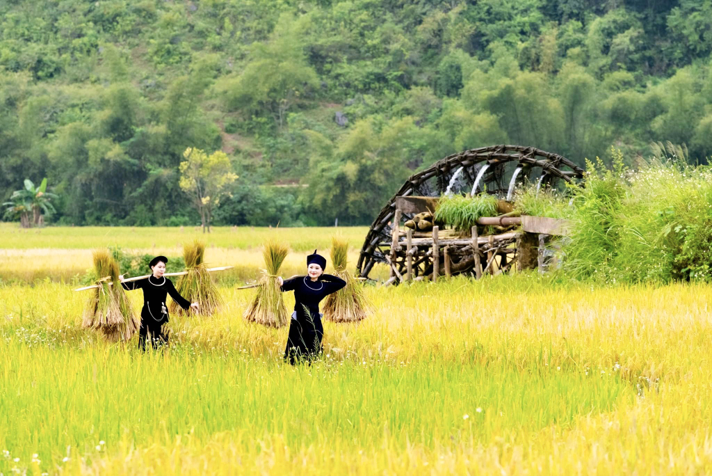 Con người Cao Bằng hiền hòa, thân thiện luôn chào đón du khách gần xa. Con người Cao Bằng hiền hòa, thân thiện luôn chào đón du khách gần xa.
